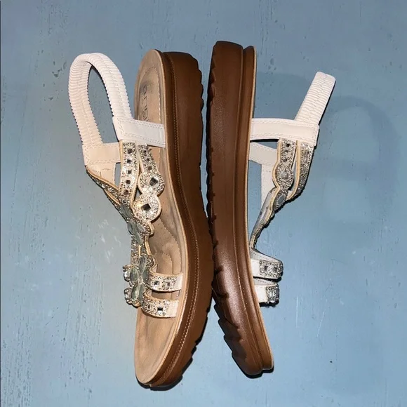 Annie Women's 6.5 White Floral Rhinestone Beaded Flat Sandals, NWOT - Picture 3 of 10